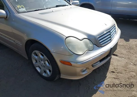 2005 Mercedes-Benz C 240 Luxury 4Matic z USA, uszkodzony, nr VIN WDBRF81J85F667753